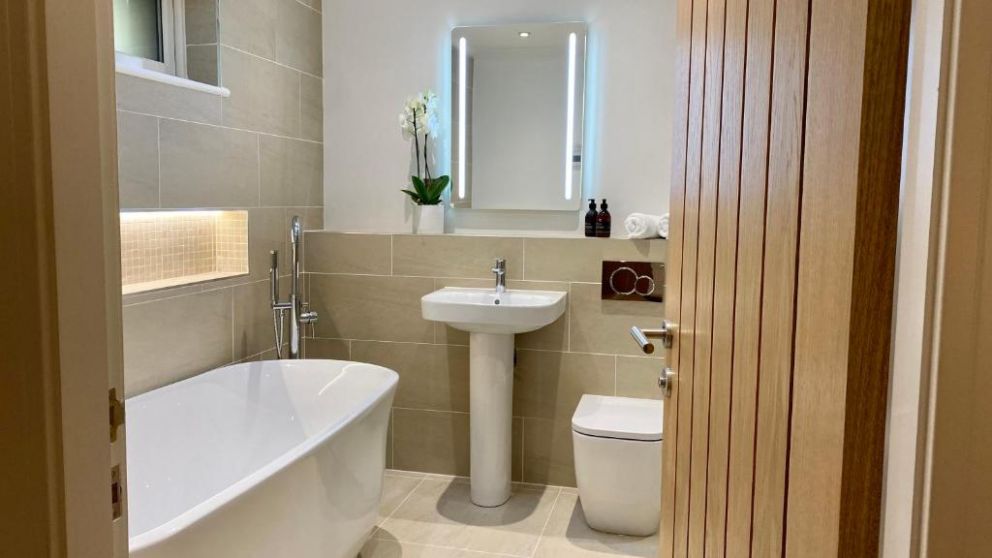 The Heronry Hideaway with luxury hot tub, Ballachulish, Argyll, Highlands - holiday lodge with hot tub and wood burner