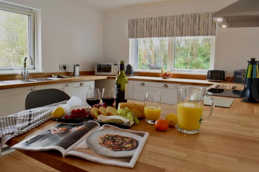 The Heronry Hideaway with luxury hot tub, Ballachulish, Argyll, Highlands - holiday lodge with hot tub and wood burner