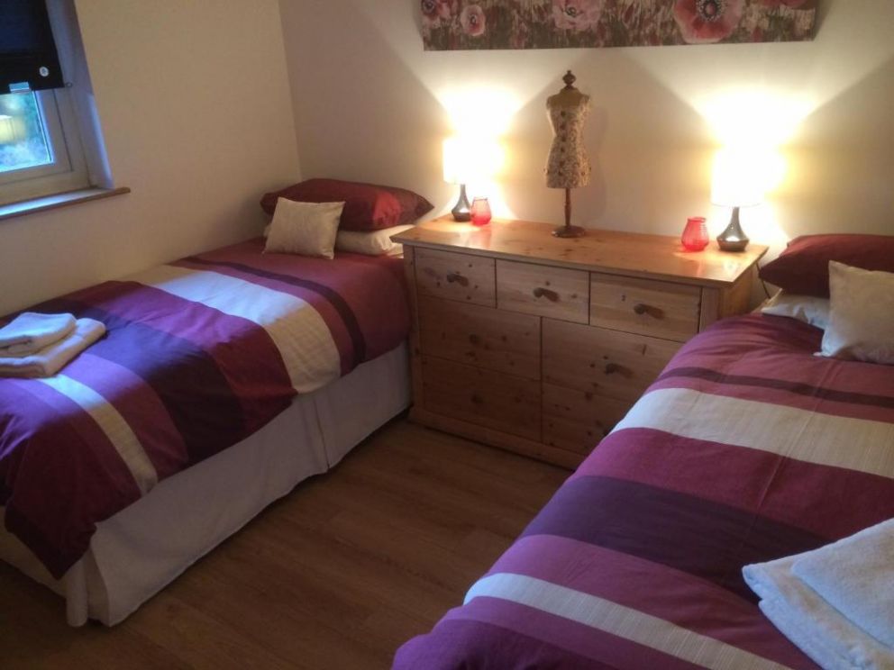 Woodburn Lodge, 19 woodburn Cairnyard Lodges , Beeswing, Dumfries - wheelchair accessible, with hot tub, WiFi and barbecue