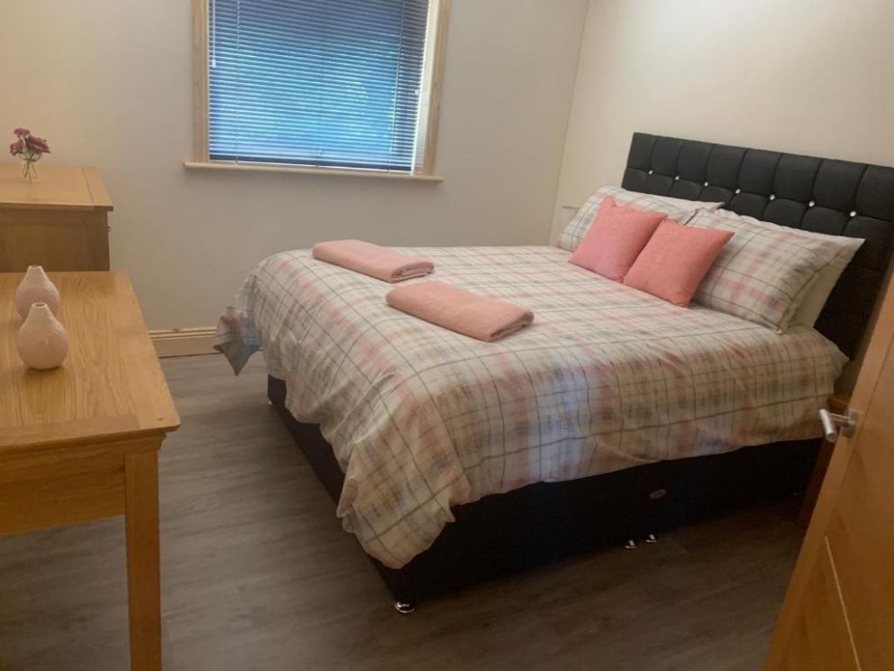 Woodburn Lodge, 19 woodburn Cairnyard Lodges , Beeswing, Dumfries - wheelchair accessible, with hot tub, WiFi and barbecue