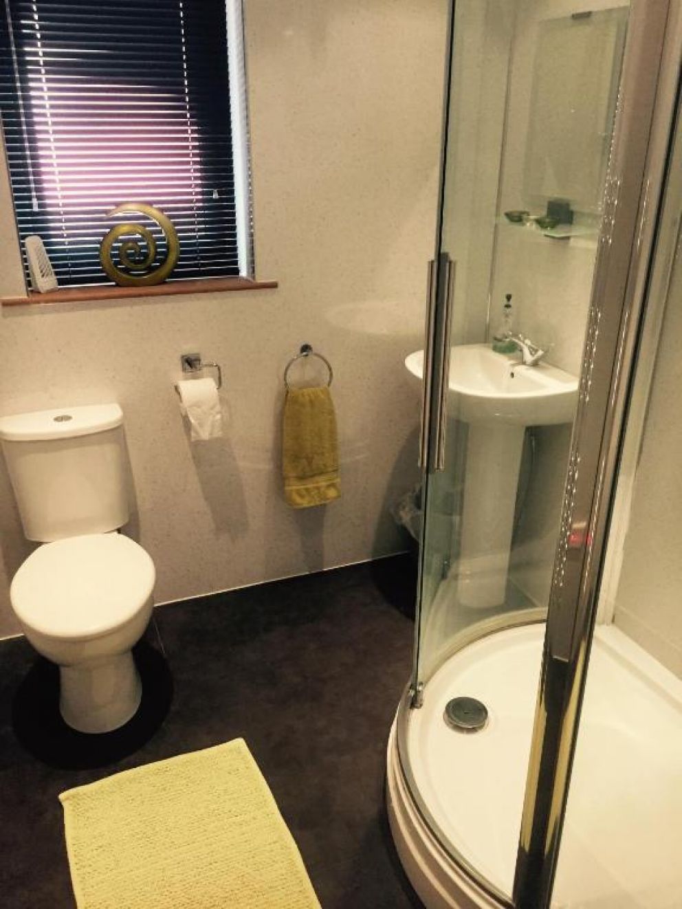 Woodburn Lodge, 19 woodburn Cairnyard Lodges , Beeswing, Dumfries - wheelchair accessible, with hot tub, WiFi and barbecue