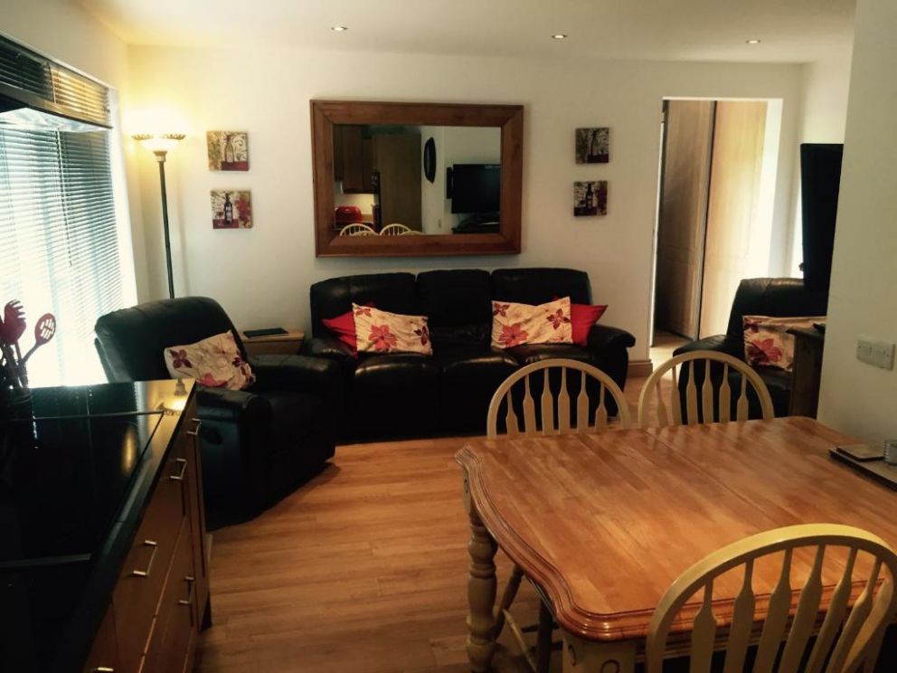 Woodburn Lodge, 19 woodburn Cairnyard Lodges , Beeswing, Dumfries - wheelchair accessible, with hot tub, WiFi and barbecue