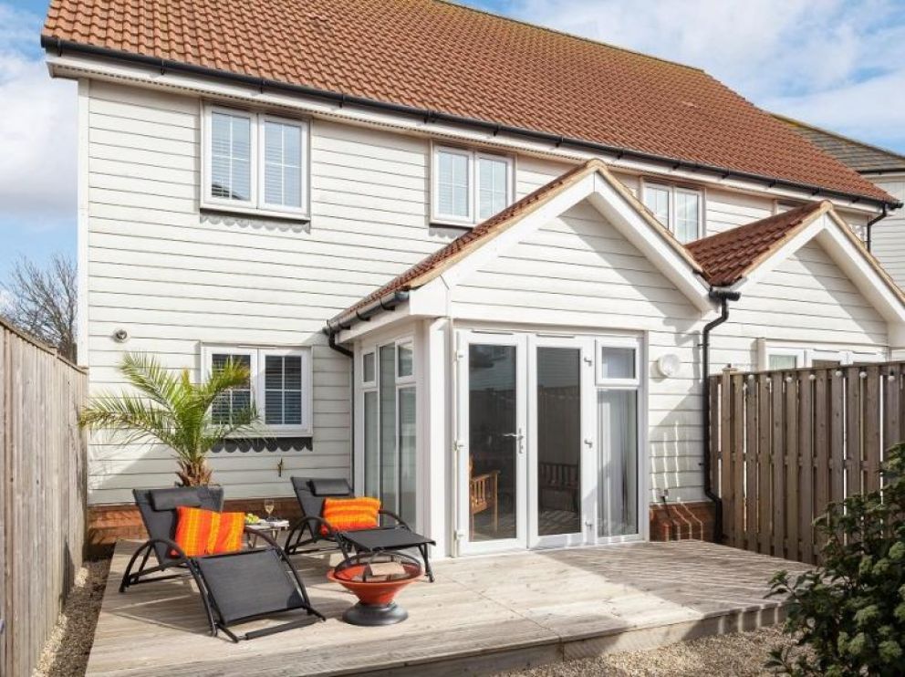 5 Dogs Welcome Beach Lodge in Camber - for rent dog friendly, close to the beach