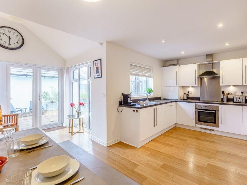 5 Dogs Welcome Beach Lodge in Camber - for rent dog friendly, close to the beach