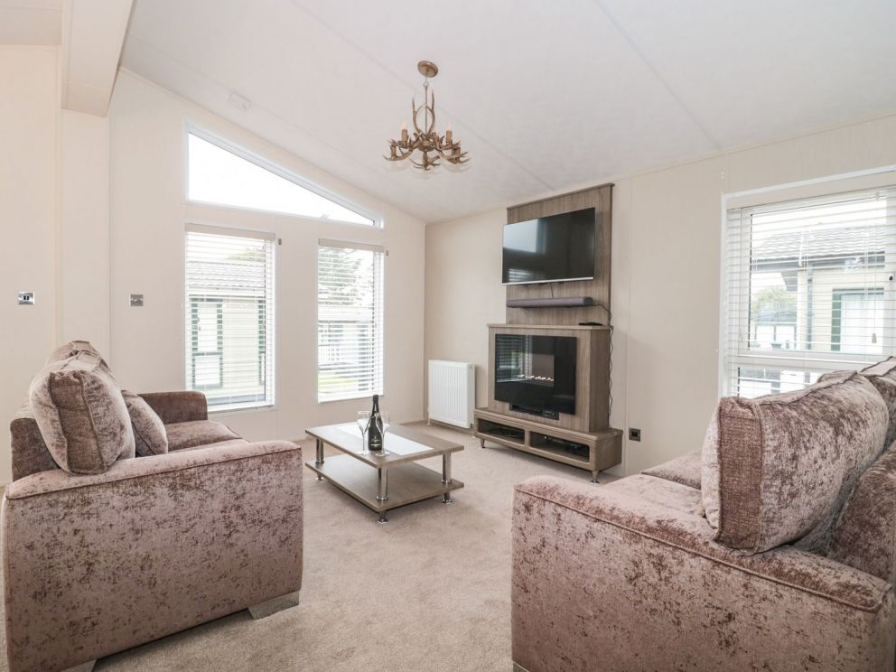 Amethyst Lodge at New Forest Lodge Retreat in Hampshire - for rent, pet friendly, with access to park facilities including pools and gym