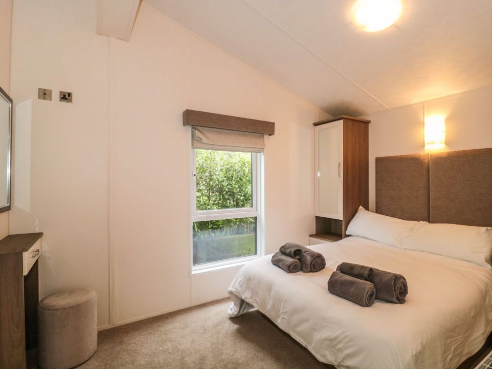 Amethyst Lodge at New Forest Lodge Retreat in Hampshire - for rent, pet friendly, with access to park facilities including pools and gym