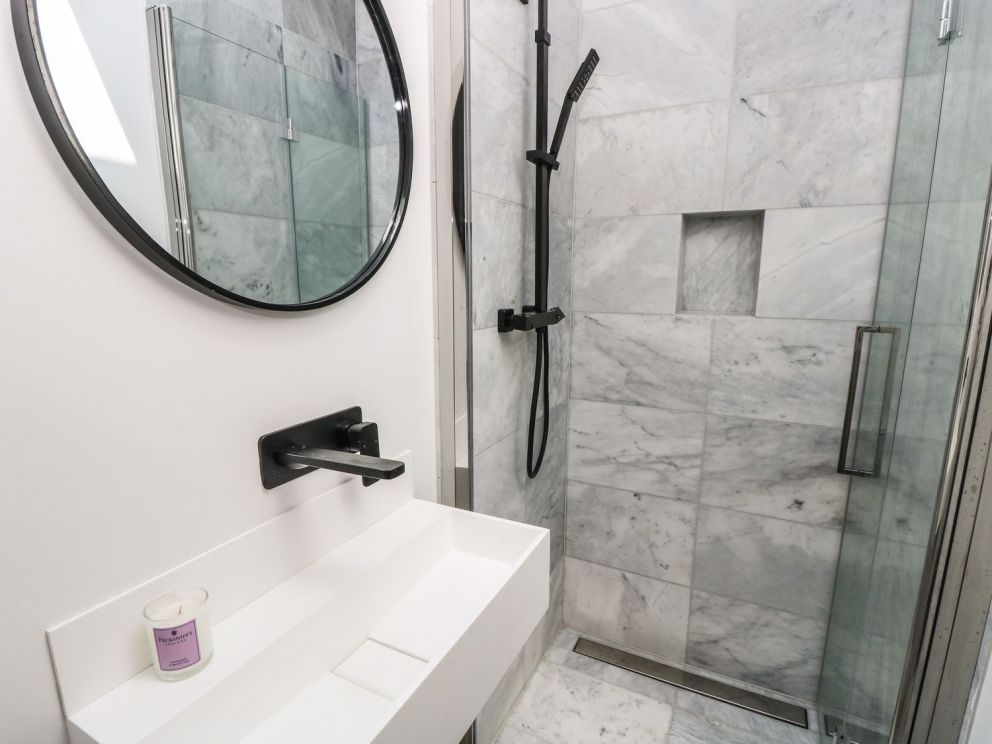 Aquanaut in Gurnard - for rent with hot tub, close to the sea