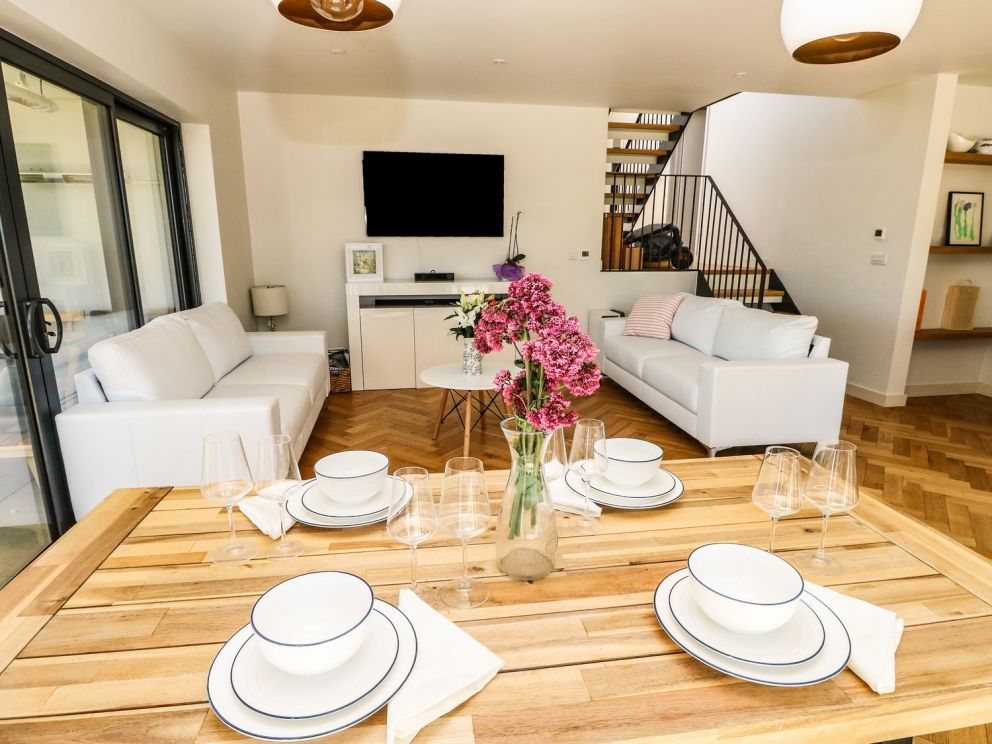 Aquanaut in Gurnard - for rent with hot tub, close to the sea