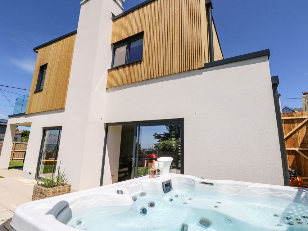 Aquanaut in Gurnard - for rent with hot tub, close to the sea