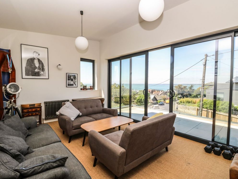 Aquanaut in Gurnard - for rent with hot tub, close to the sea