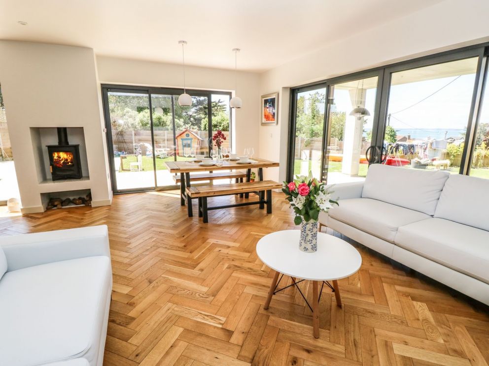 Aquanaut in Gurnard - for rent with hot tub, close to the sea