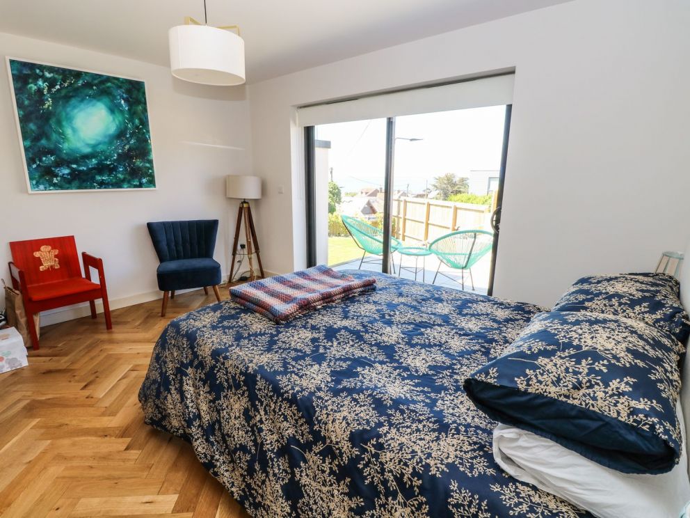 Aquanaut in Gurnard - for rent with hot tub, close to the sea
