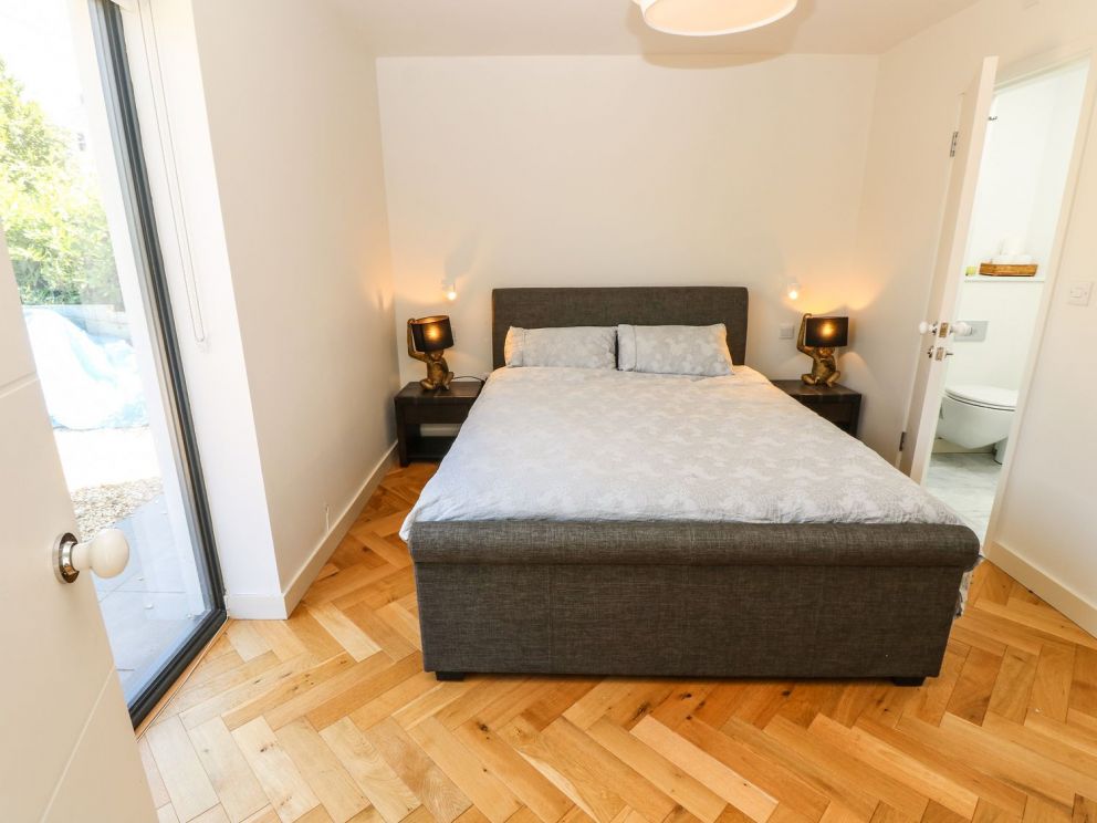 Aquanaut in Gurnard - for rent with hot tub, close to the sea