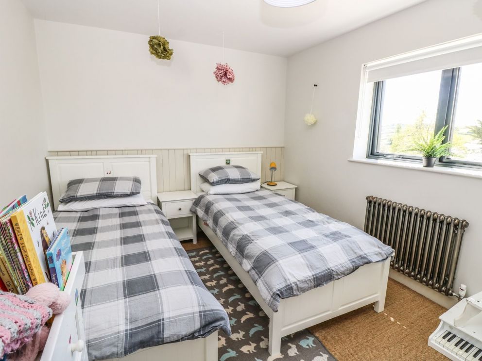 Aquanaut in Gurnard - for rent with hot tub, close to the sea