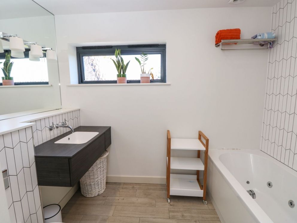 Aquanaut in Gurnard - for rent with hot tub, close to the sea