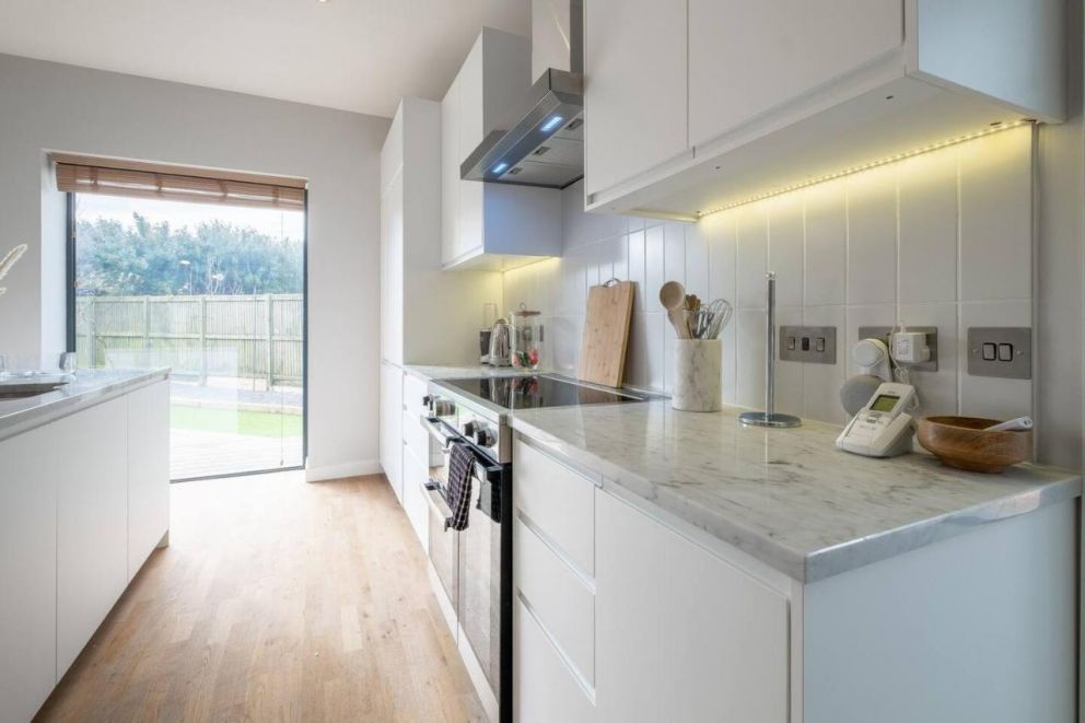 Beach house with hot tub parking and cinema room for 10 guests, in Camber, East Sussex