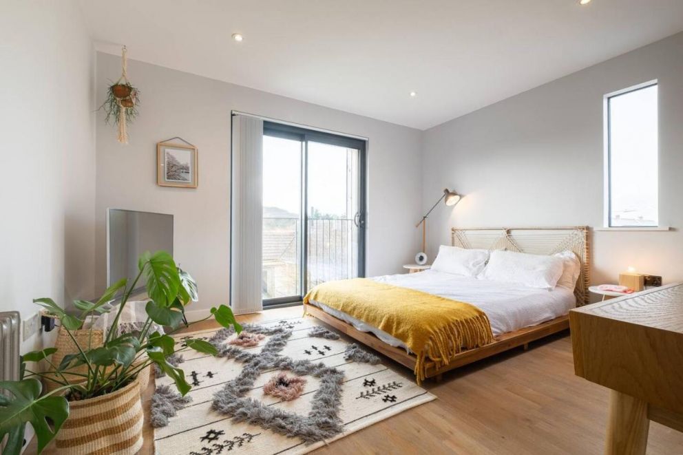 Beach house with hot tub parking and cinema room for 10 guests, in Camber, East Sussex