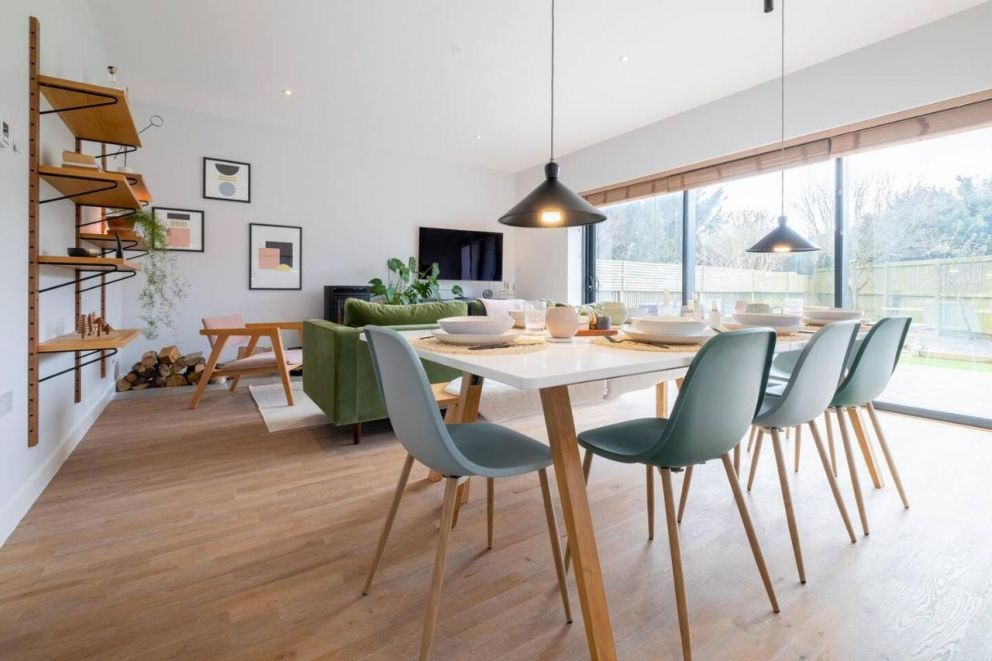 Beach house with hot tub parking and cinema room for 10 guests, in Camber, East Sussex