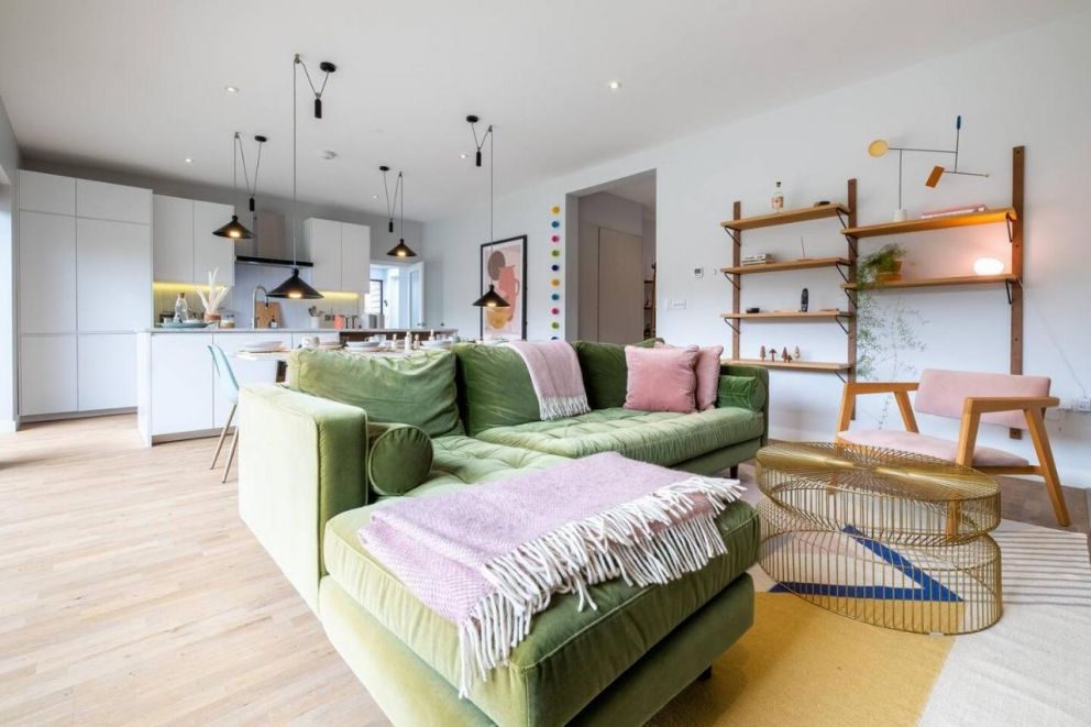 Beach house with hot tub parking and cinema room for 10 guests, in Camber, East Sussex