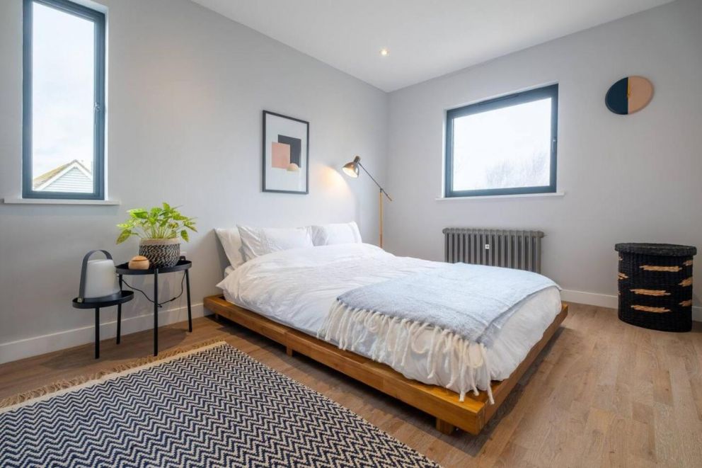 Beach house with hot tub parking and cinema room for 10 guests, in Camber, East Sussex