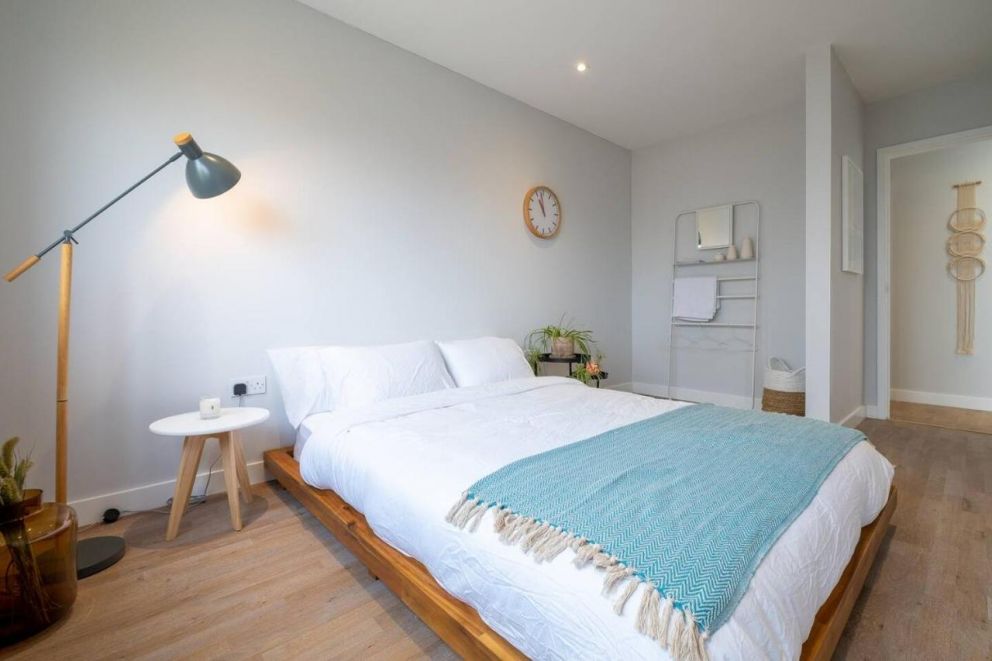 Beach house with hot tub parking and cinema room for 10 guests, in Camber, East Sussex