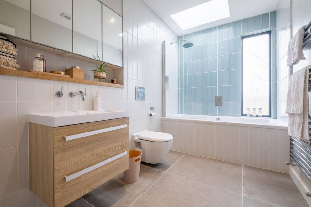 Beach house with hot tub parking and cinema room for 10 guests, in Camber, East Sussex