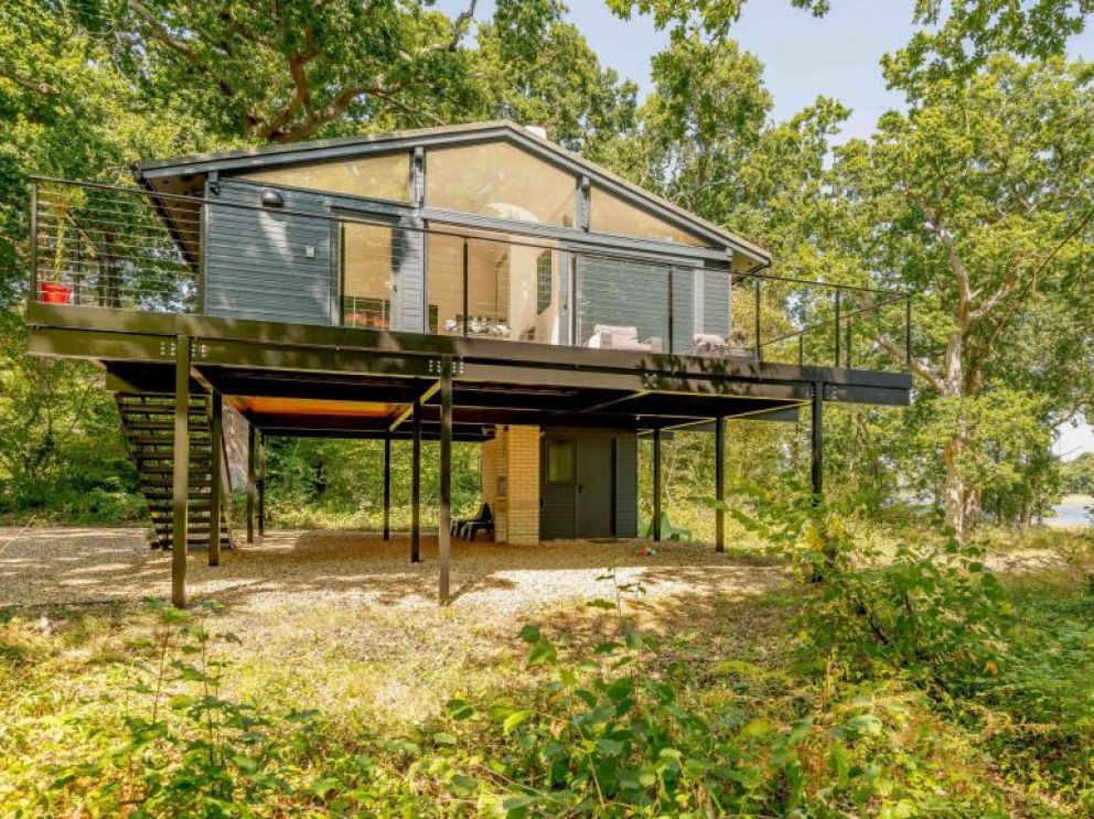 Riverside Lodge on Stilts in the New Forest 