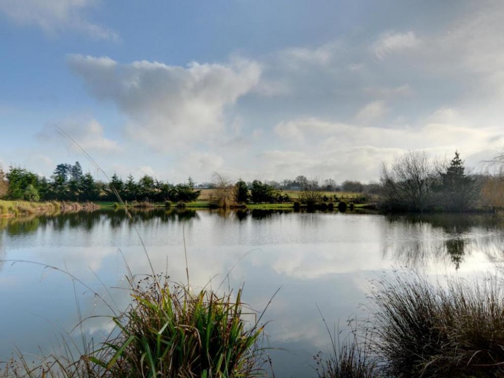 Cackle Hill Lakes in Kent - for rent with patio, garden view and fishing lake