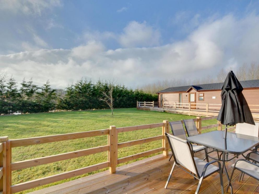 Cackle Hill Lakes in Kent - for rent with patio, garden view and fishing lake