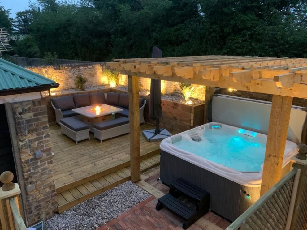 Cheesemans Farm Stables, Monston, Kent - for rent with hot tub, wood burner and close to the beach