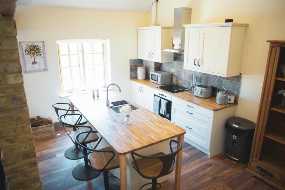 Cheesemans Farm Stables, Monston, Kent - for rent with hot tub, wood burner and close to the beach