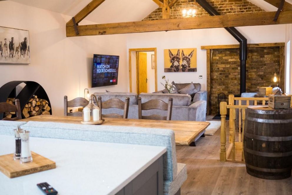 Cheesemans Farm Stables, Monston, Kent - for rent with hot tub, wood burner and close to the beach