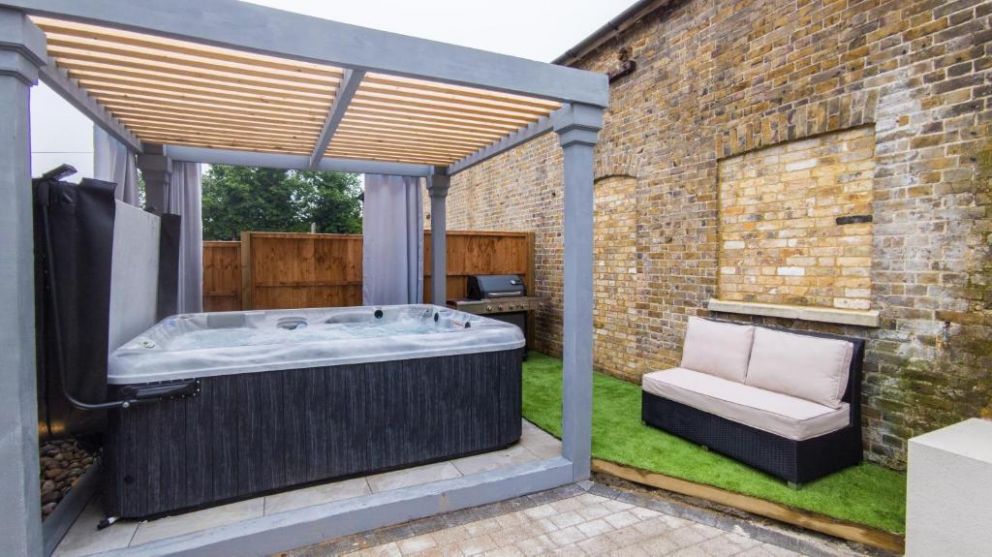 Cheesemans Farm Stables, Monston, Kent - for rent with hot tub, wood burner and close to the beach