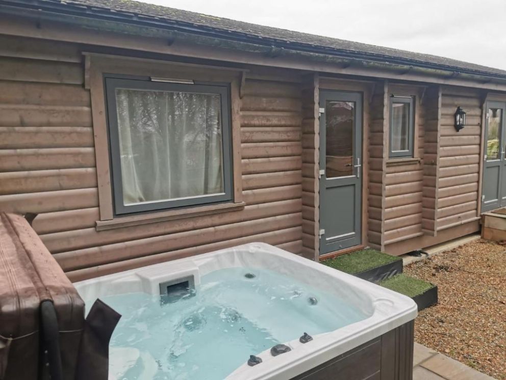 Chestnut Meadow Country Park, East Sussex - 2 bedroom lodge, with hot tub