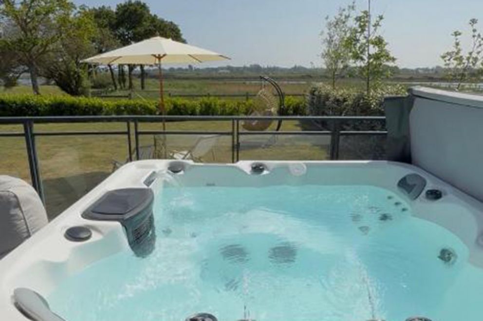 Coastal 6 Bed Retreat with Hot Tub and Sea Views