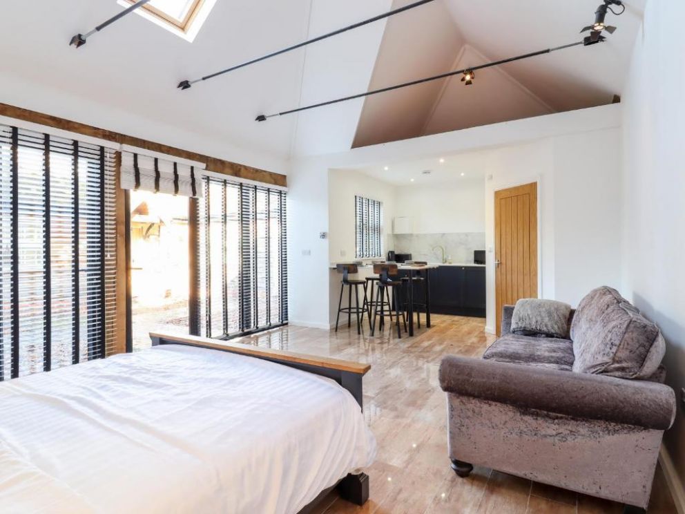 Dreamwood Lodge in Keston, Kent - lodge with studio style annexe for rent with hot tub