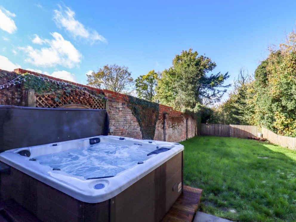 Dreamwood Lodge in Keston, Kent - lodge with studio style annexe for rent with hot tub