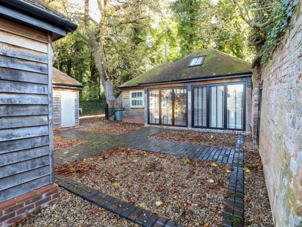 Dreamwood Lodge in Keston, Kent - lodge with studio style annexe for rent with hot tub