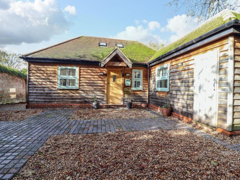 Dreamwood Lodge in Keston, Kent - main  house and studio style annexe for rent with hot tub