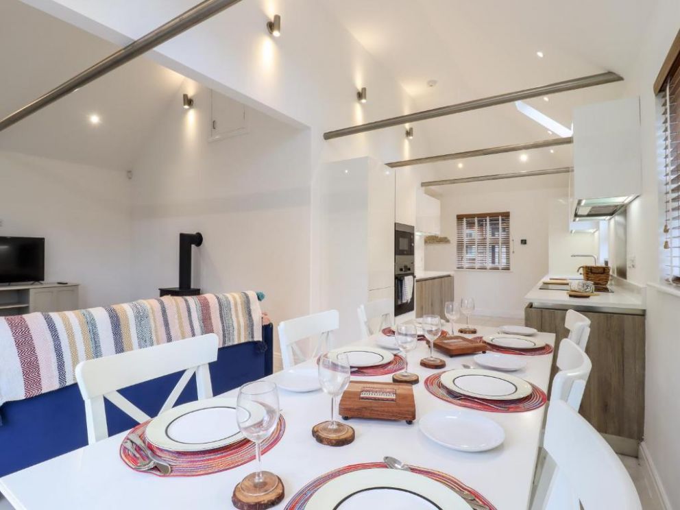 Dreamwood Lodge in Keston, Kent - lodge with studio style annexe for rent with hot tub