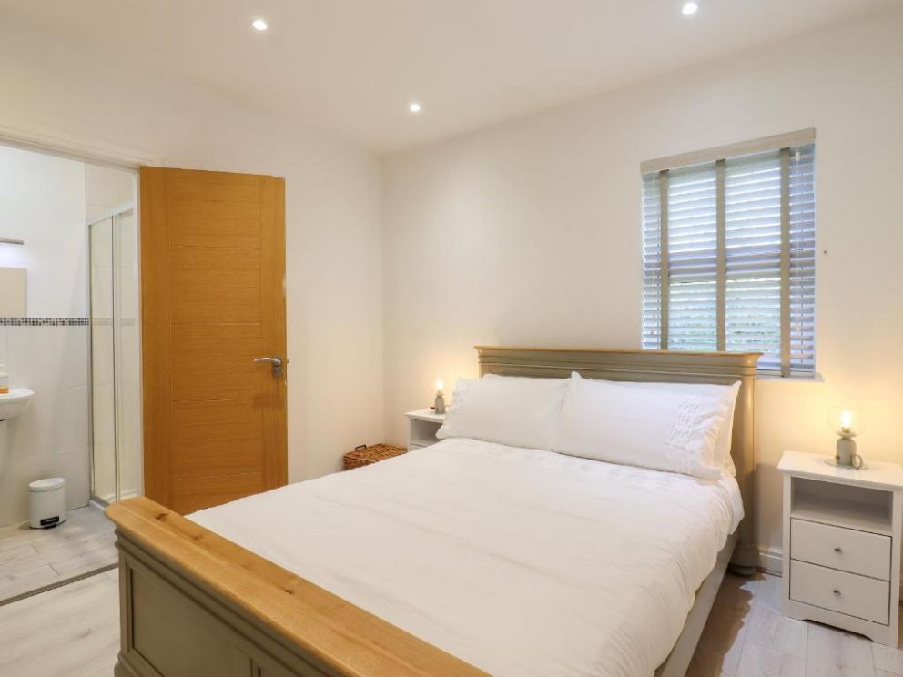 Dreamwood Lodge in Keston, Kent - lodge with studio style annexe for rent with hot tub