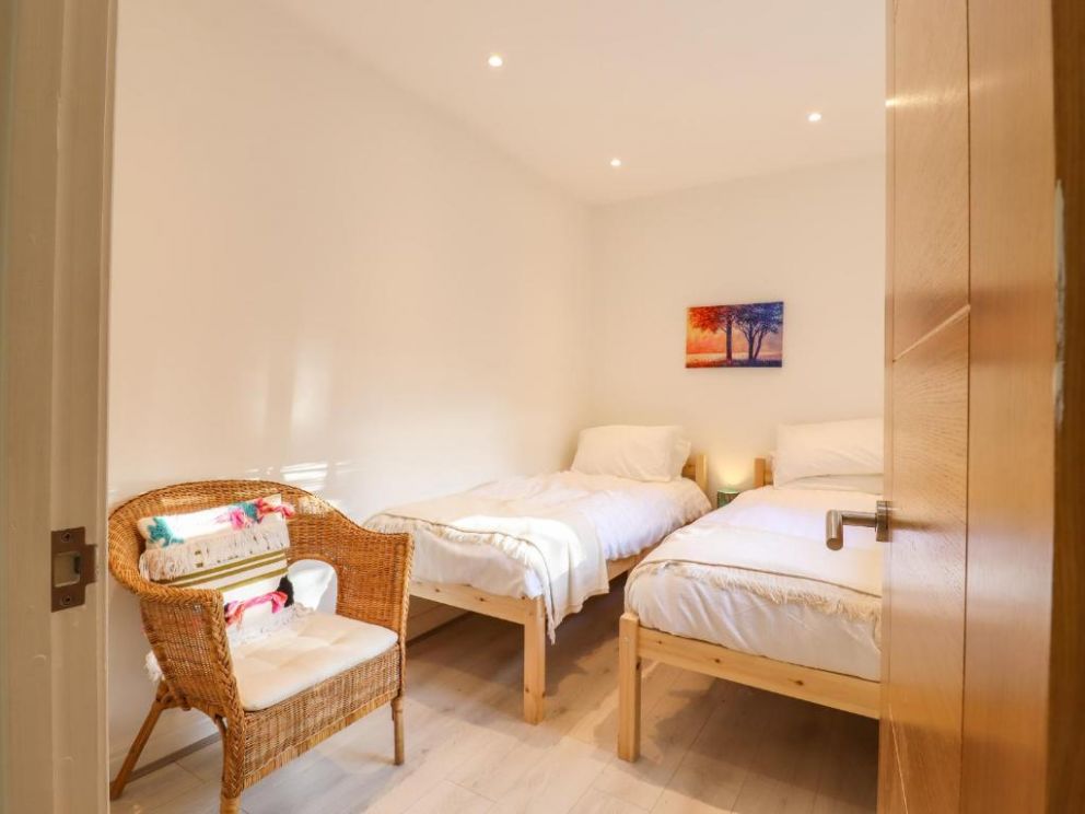 Dreamwood Lodge in Keston, Kent - lodge with studio style annexe for rent with hot tub