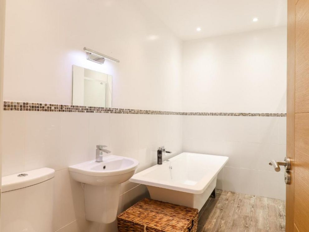 Dreamwood Lodge in Keston, Kent - lodge with studio style annexe for rent with hot tub