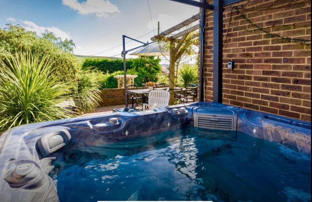Duck Lodge B&B with Hot Tub, Pyecombe, Brighton - adult only, bed and breakfast, with hot tub, close to the sea