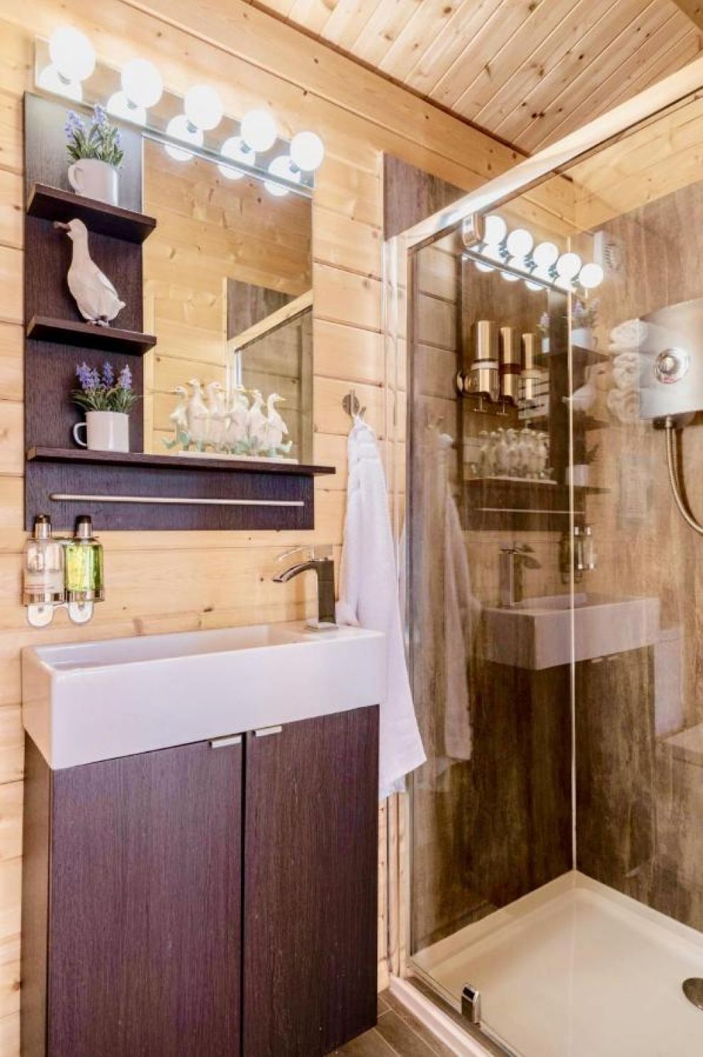 Duck Lodge B&B with Hot Tub, Pyecombe, Brighton - adult only, bed and breakfast, with hot tub, close to the sea