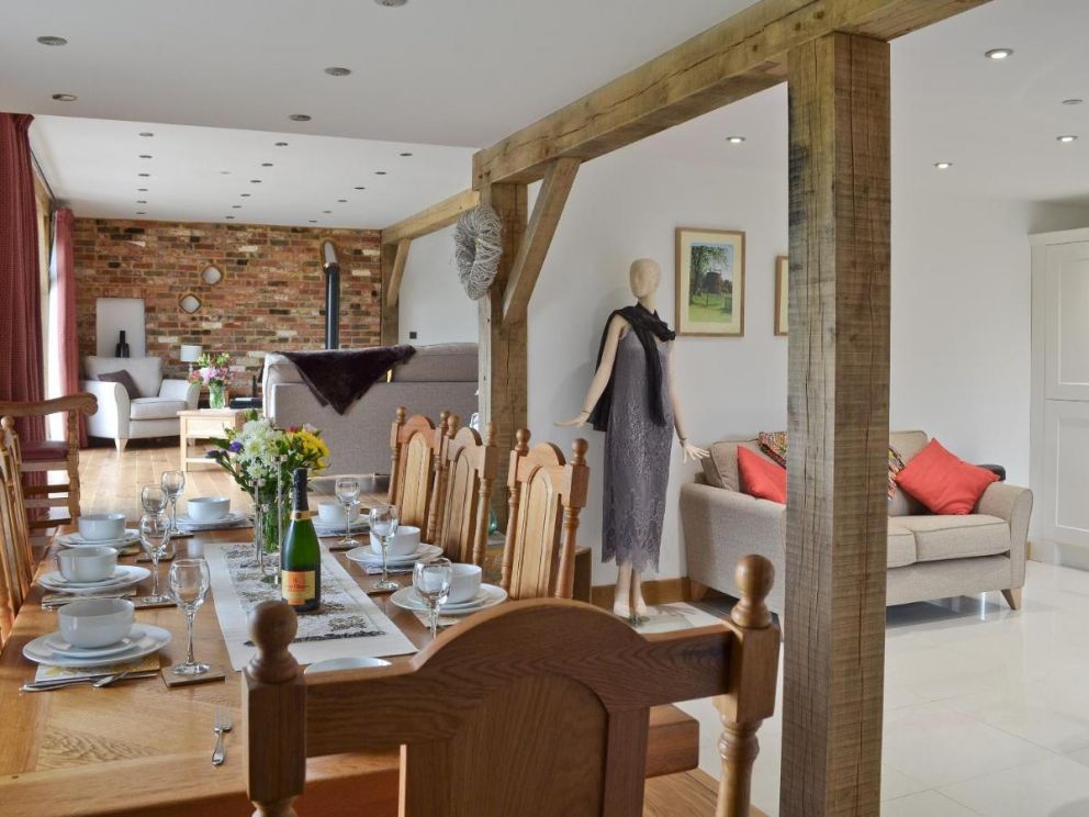 Henry -Oscar House, Winchelsea, East Sussex - to rent, pet friendly, with hot tub, wood burning stove, close to the beach