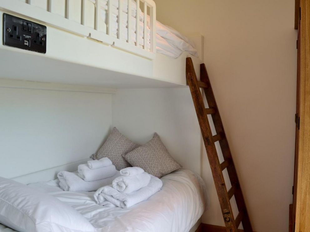 Henry -Oscar House, Winchelsea, East Sussex - to rent, pet friendly, with hot tub, wood burning stove, close to the beach