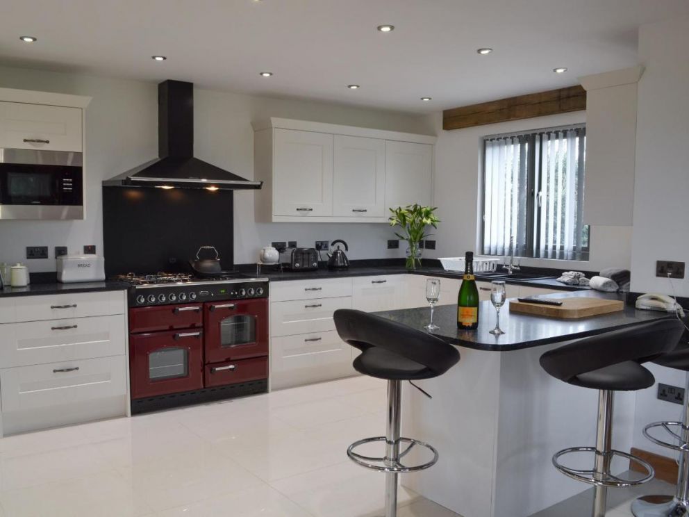 Henry -Oscar House, Winchelsea, East Sussex - to rent, pet friendly, with hot tub, wood burning stove, close to the beach