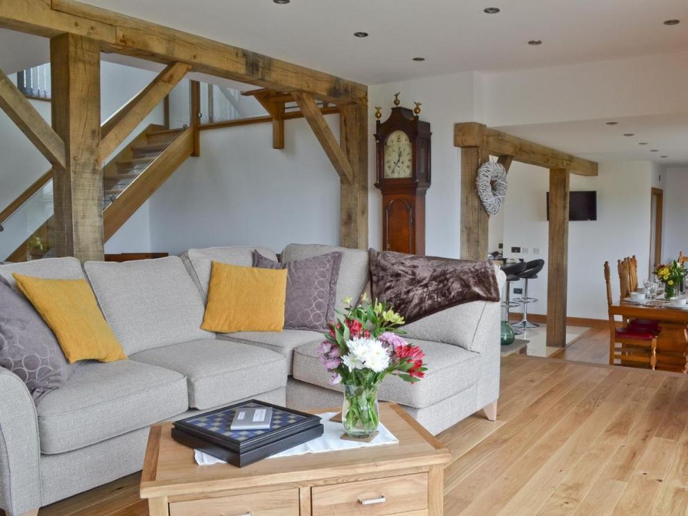 Henry -Oscar House, Winchelsea, East Sussex - to rent, pet friendly, with hot tub, wood burning stove, close to the beach