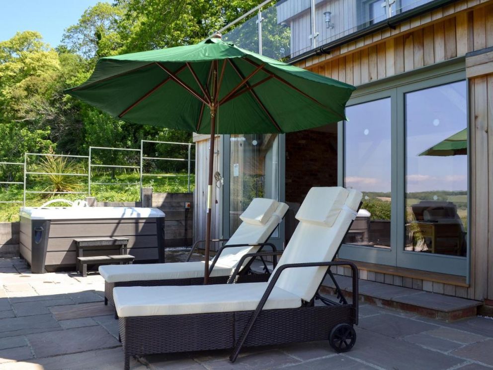 Henry -Oscar House, Winchelsea, East Sussex - to rent, pet friendly, with hot tub, wood burning stove, close to the beach